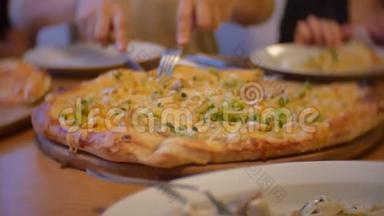 一群人在咖啡馆里吃室内披萨。 青少年在咖啡厅慢动作视频中吃快餐
